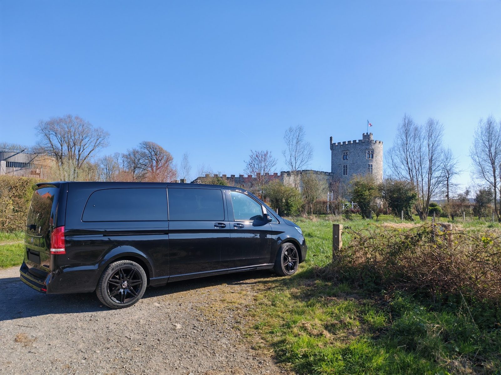 Mercedes Classe V devant un château fortifié