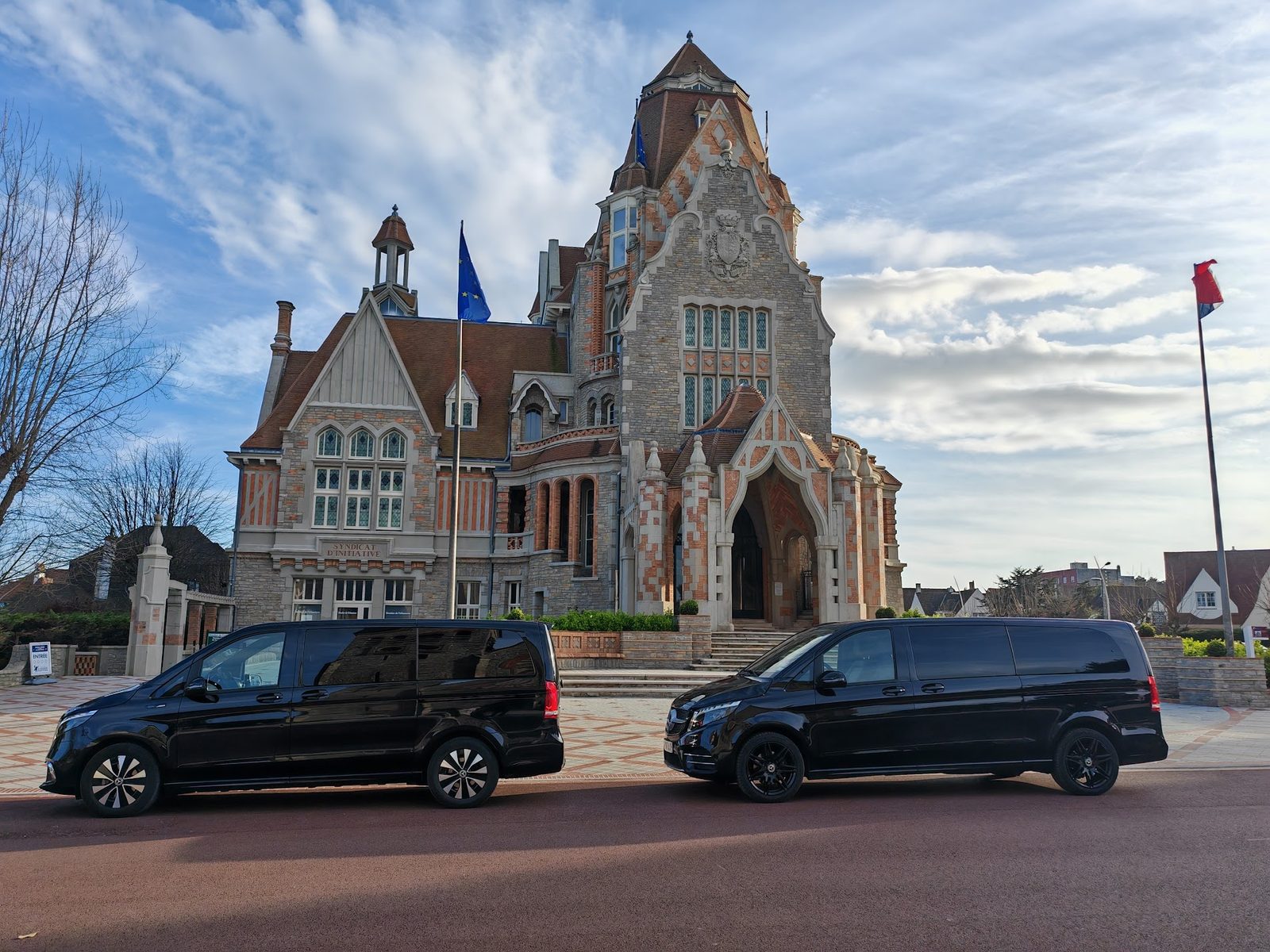 Deux Mercedes Classe V devant le syndicat d'initiative du Touquet