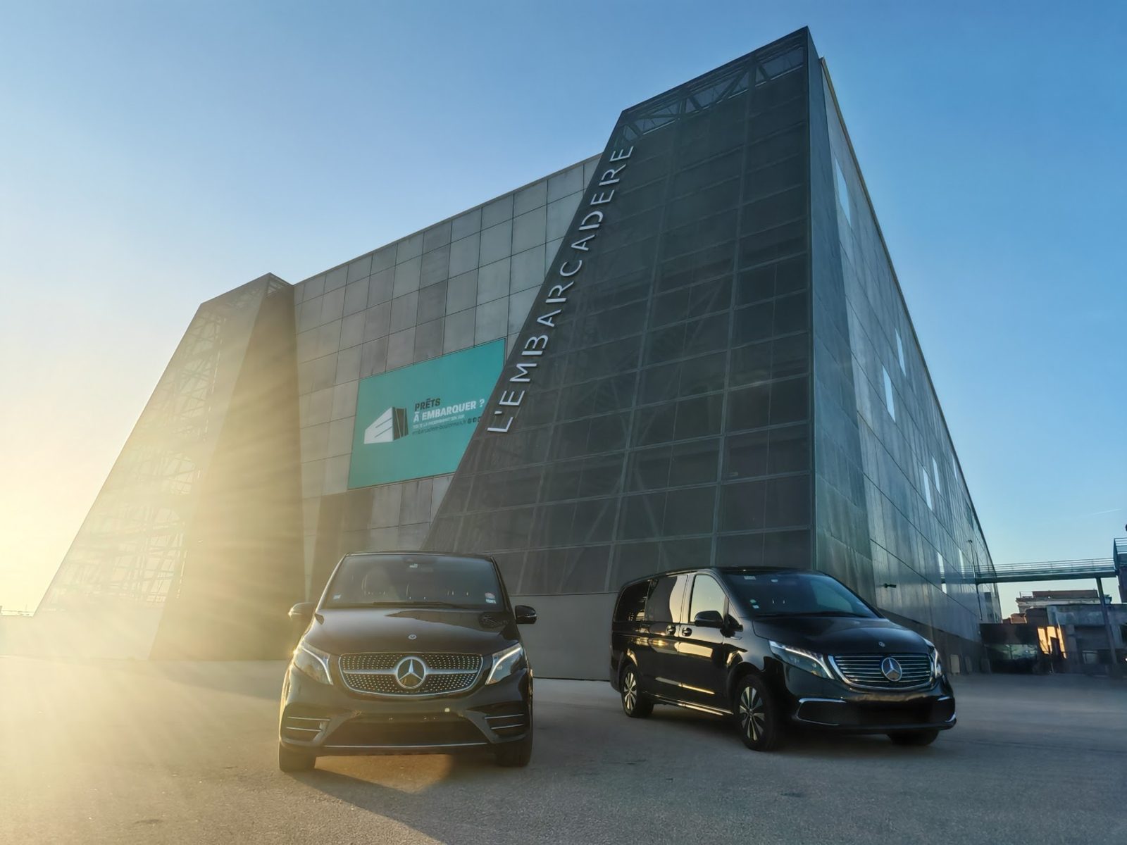 Mercedes Classe V devant le bâtiment l'Embarcadère