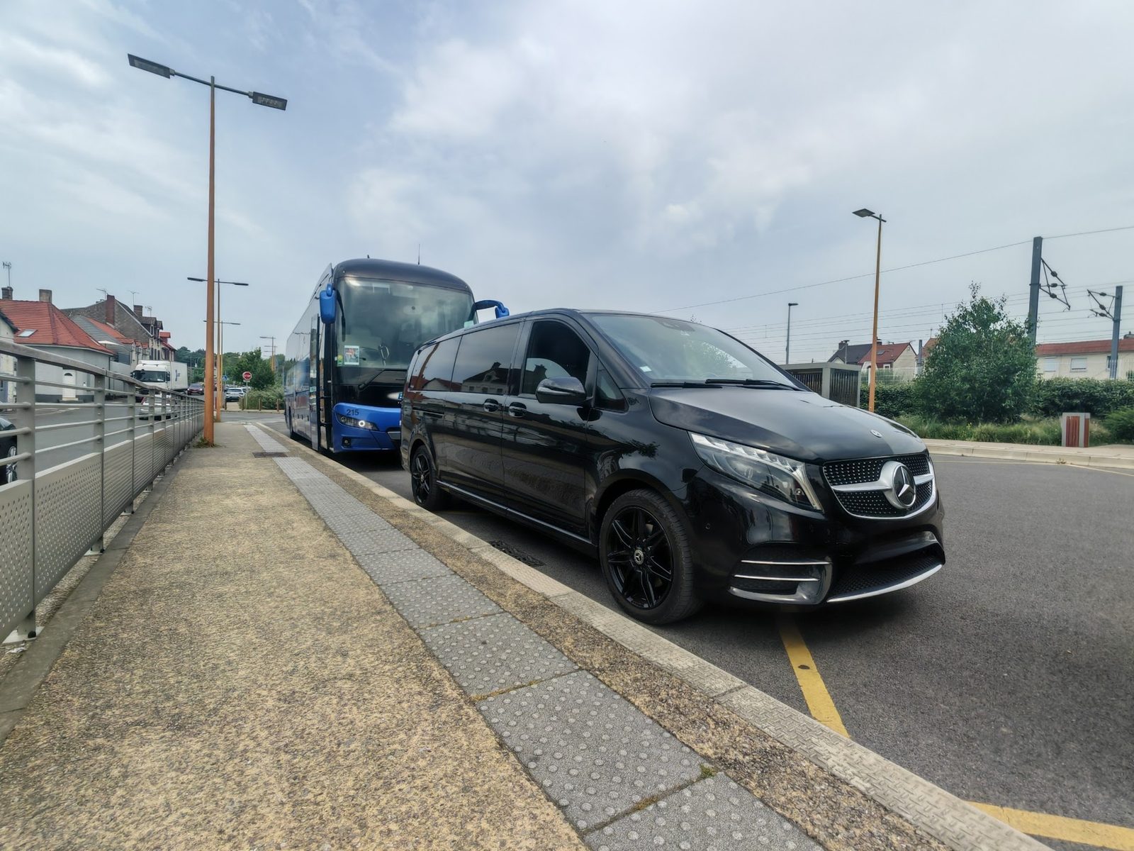 Mercedes Classe V à l'arrêt près de la gare