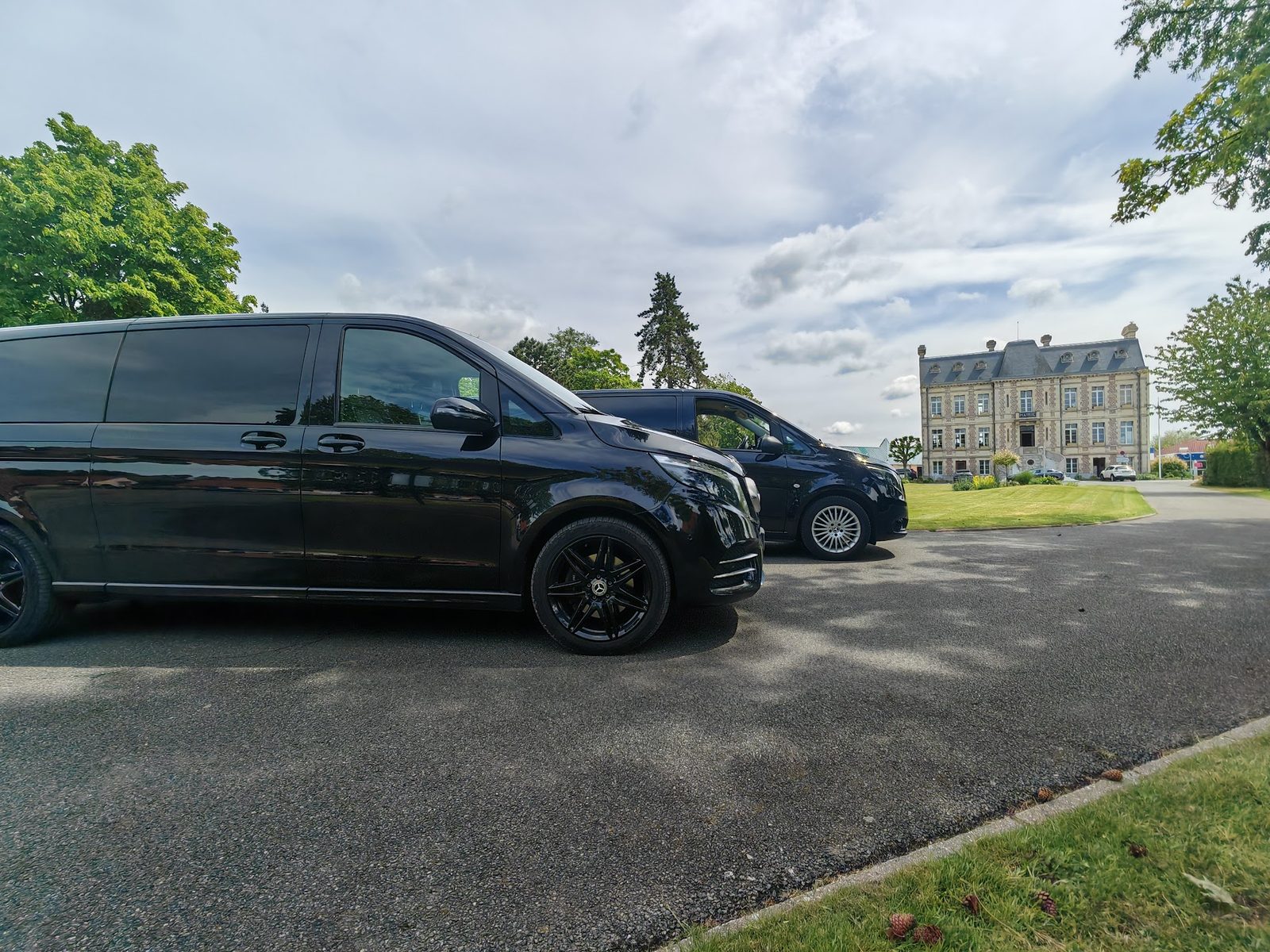 Mercedes Classe V devant un château proche du Touquet