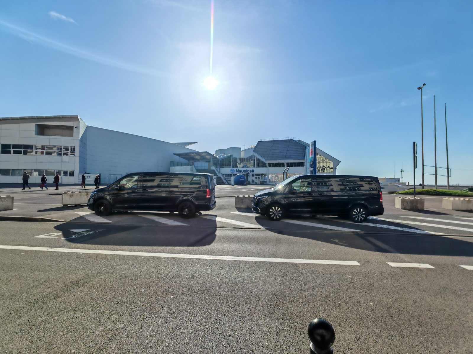Mercedes Classe V devant Nausicaá à Boulogne-sur-Mer